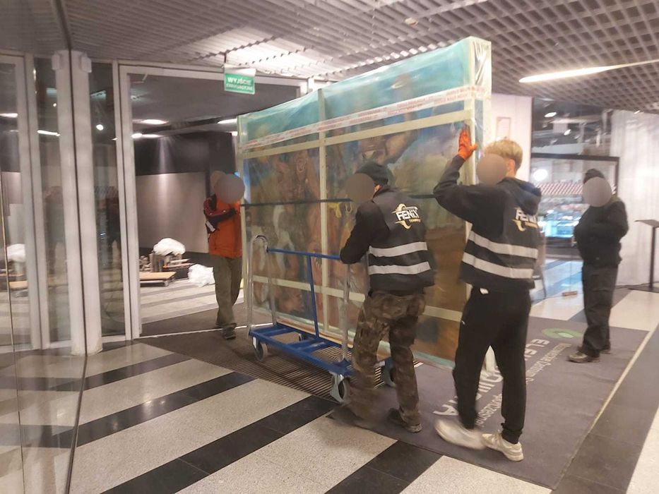 Radom Transport przeprowadzki przewóz 9 osób transfer na lotnisko przewoź i montaż rzeczy mebli