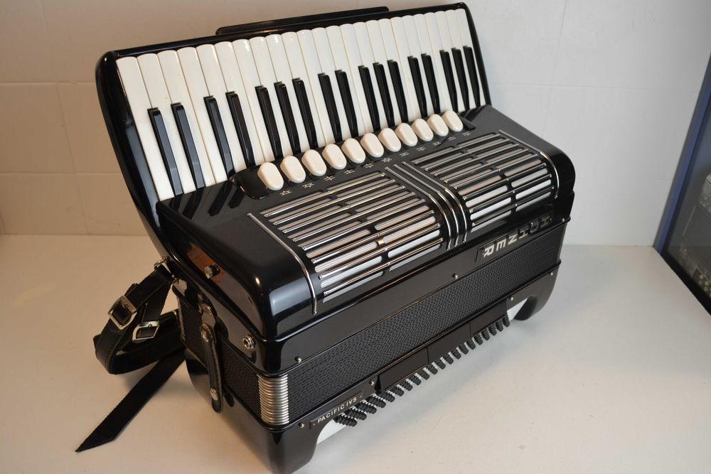 Vendo Hohner Pacific IVS 4 Voz N. 240