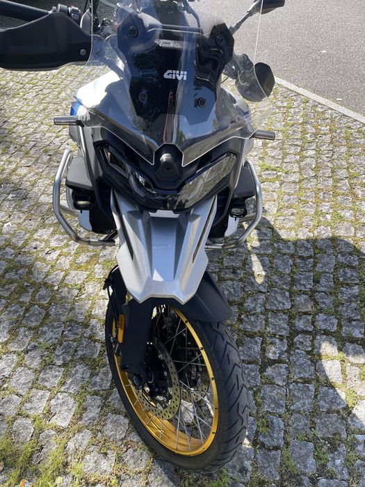 Voge 900 DSX com extras