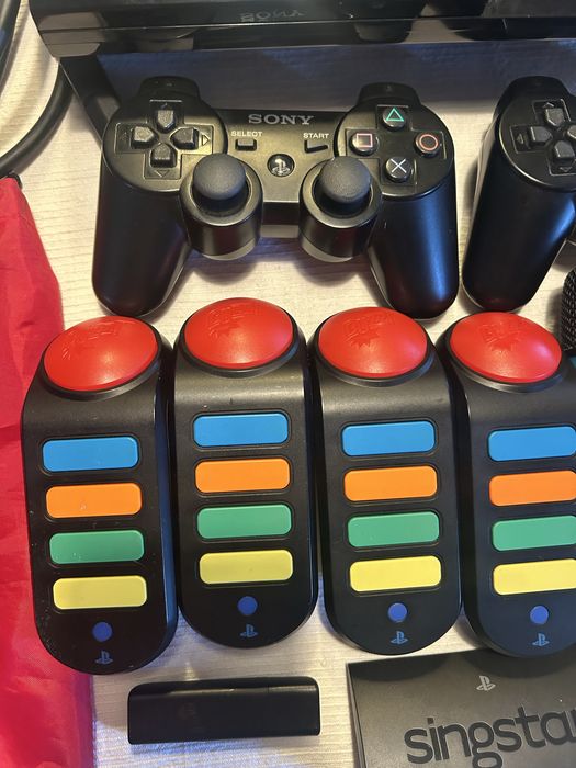 PlayStation 3 + 2 Comandos + 4 Buzzers + 2 Microfones SingStar + Jogos — Excelente Estado
