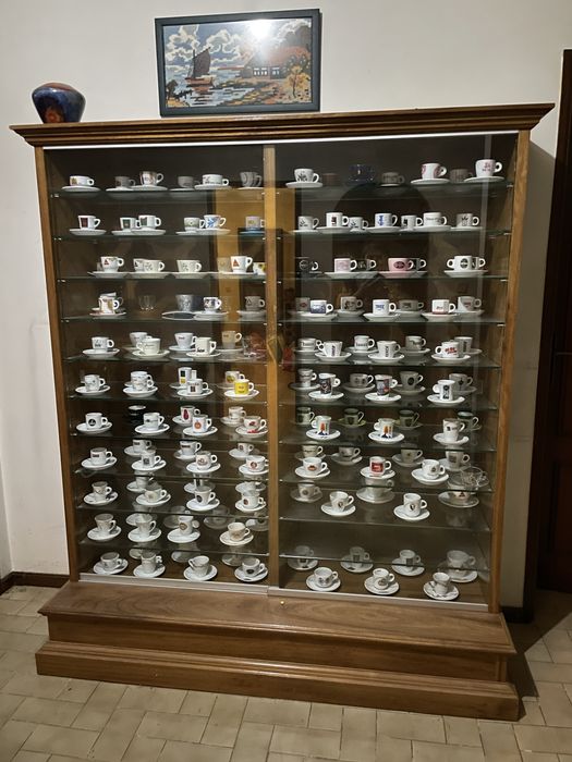 Vitrine em madeira maciça