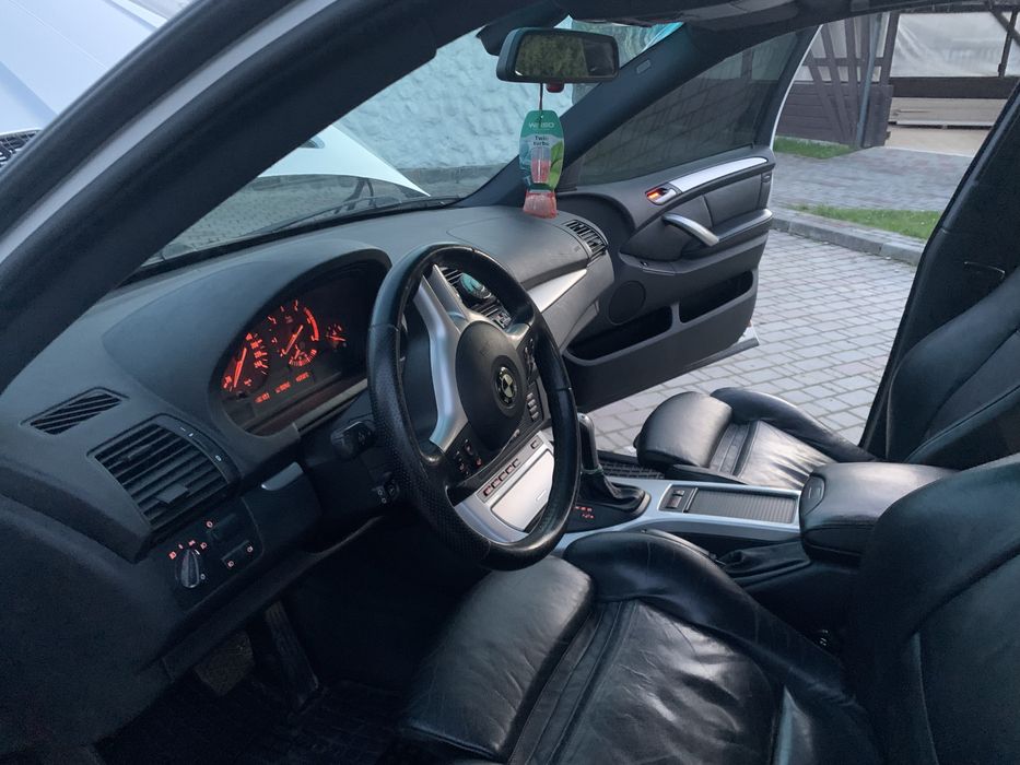 Автомобіль BMW x5 E53