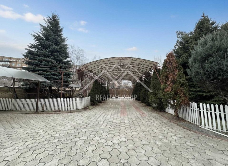 Продаж великого будинку в центрі міста