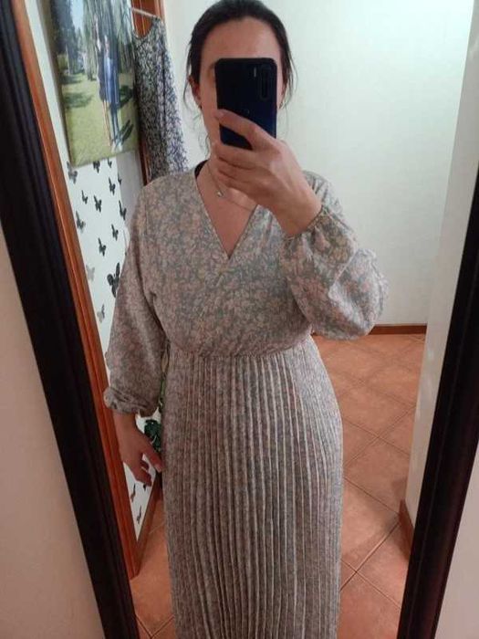 Vestido comprido plissado L/XL. Novo com etiquetas· Moda Cindy