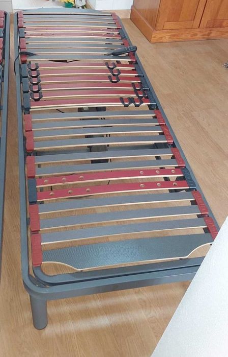 Estrado com mecanismo elevatório com colchões