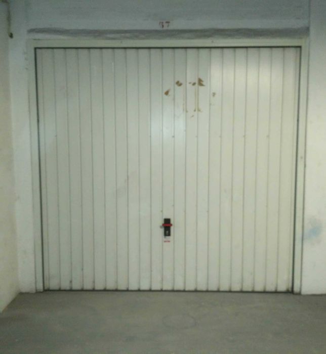 Alugo Garagem em Queluz C\17m2