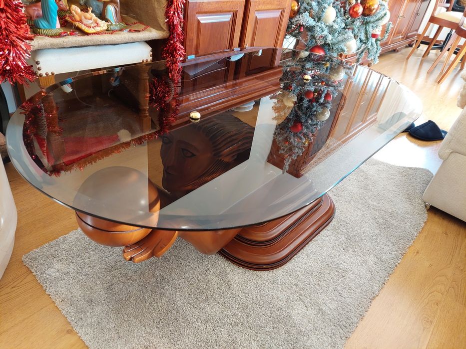 Mesa de centro de vidro com sereia de madeira