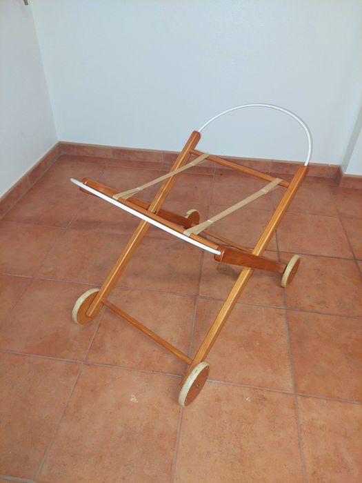 Suporte / Pé em Madeira para Alcofa de Bebé – Dobrável e com Rodas
