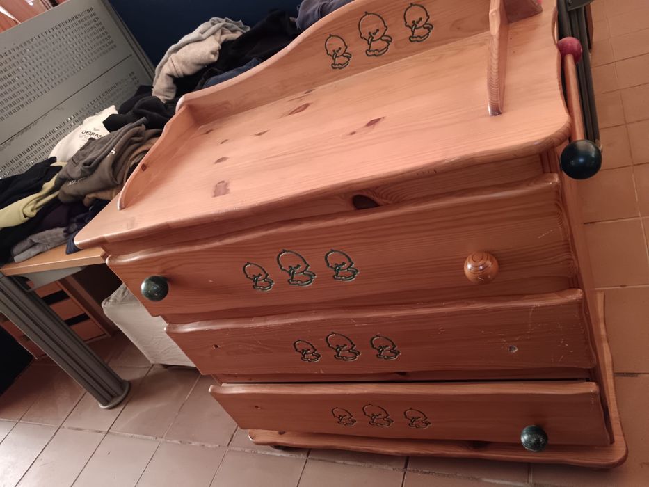 Cómoda em madeira de criança