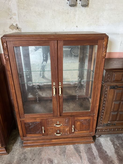 Cristaleira com vidros trabalhados