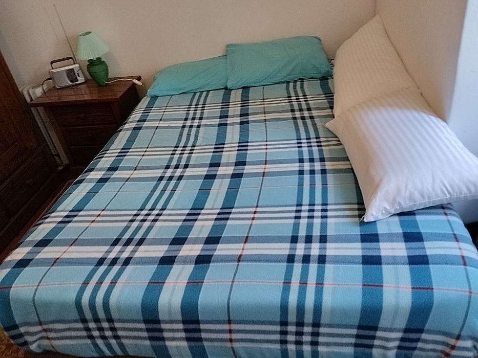 Arrenda-se quarto com cama de  casal,  com o senhorio.