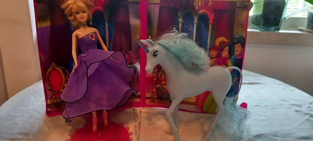 Livro da Disney, boneca e cavalo