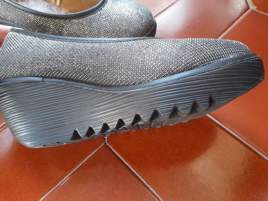 Sapatos prateados e pretos