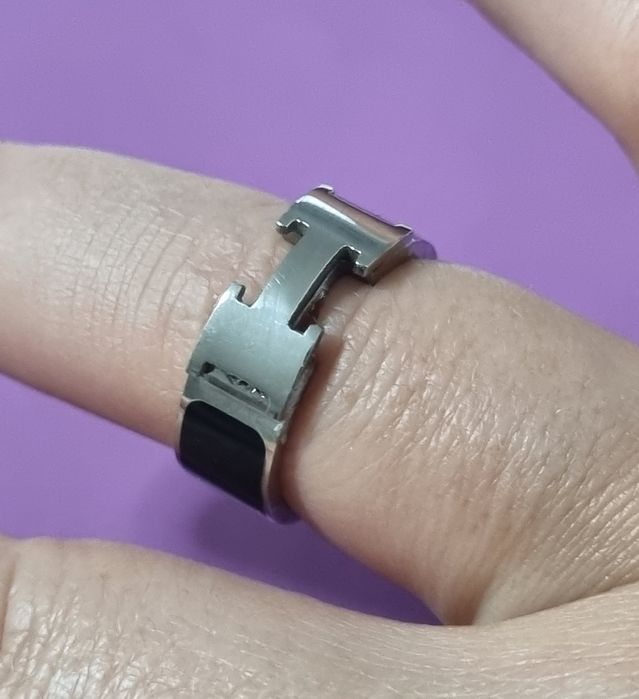 Anel preto e prateado, em aço inoxidável, com letra "H". T17