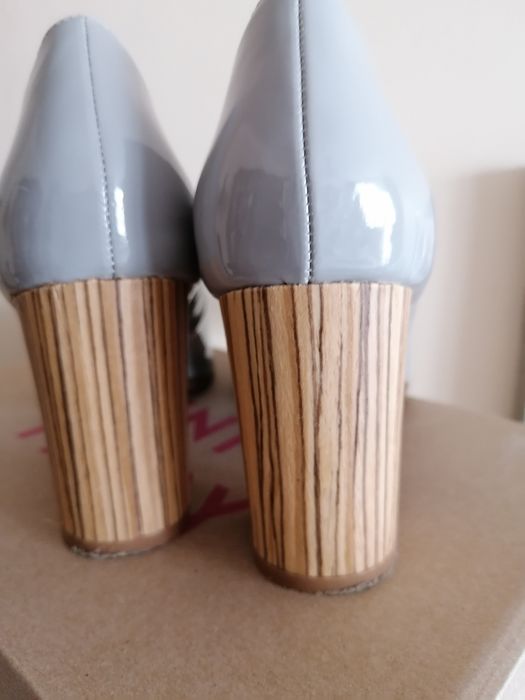 Buty na obcasie imitującym drewno 37,5 CCC