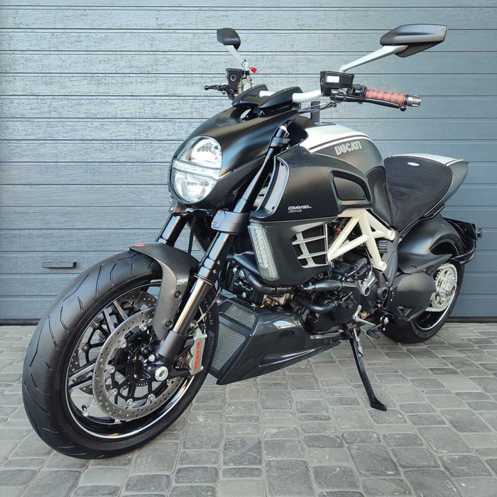 Продам мотоцикл Ducati Diavel 1200 AMG (2942)