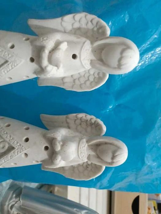 Anjos em gesso branco