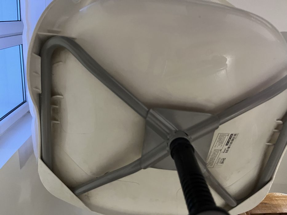 Białe krzeslo obrotowe