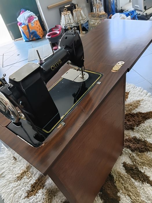 Máquina de costura OLIVA modelo CL 45  com movel ( a funcionar corretamente)