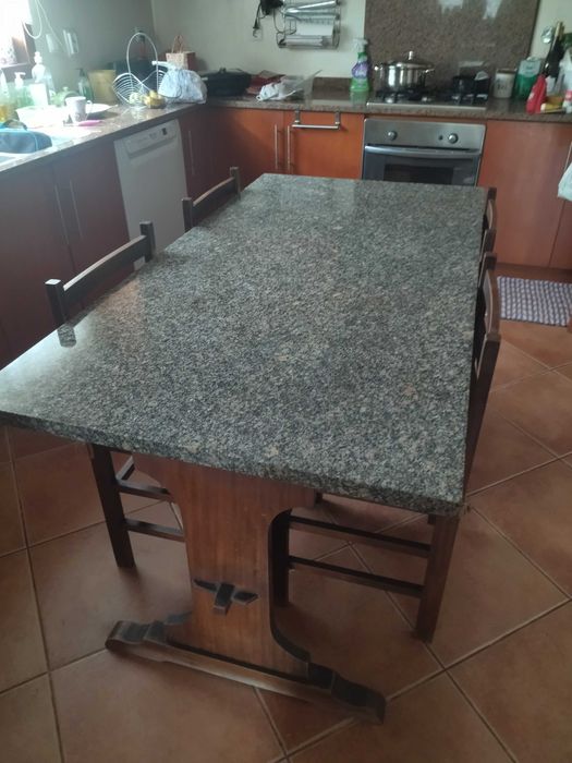 Mesa de jantar em madeira e pedra mármore