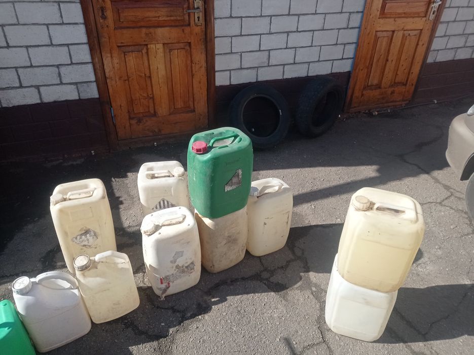 Продам пластиковые канистры 20 литров.