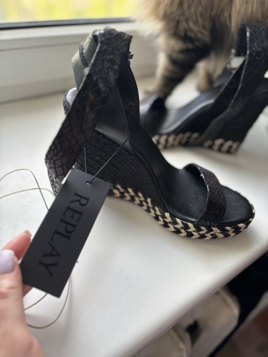 Босоножки на танкетке