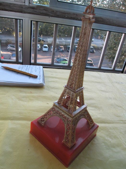 4 estatuetas, 1 jarrão, 1 torre Eiffel e panela barro de ir ao forno