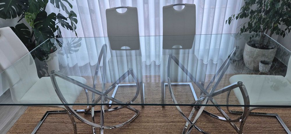 Mesa de vidro com 6 cadeiras