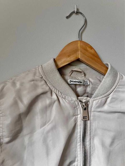 Kremowa kurtka bomberka na zamek beige bomber jacket 36 S Stradivarius
