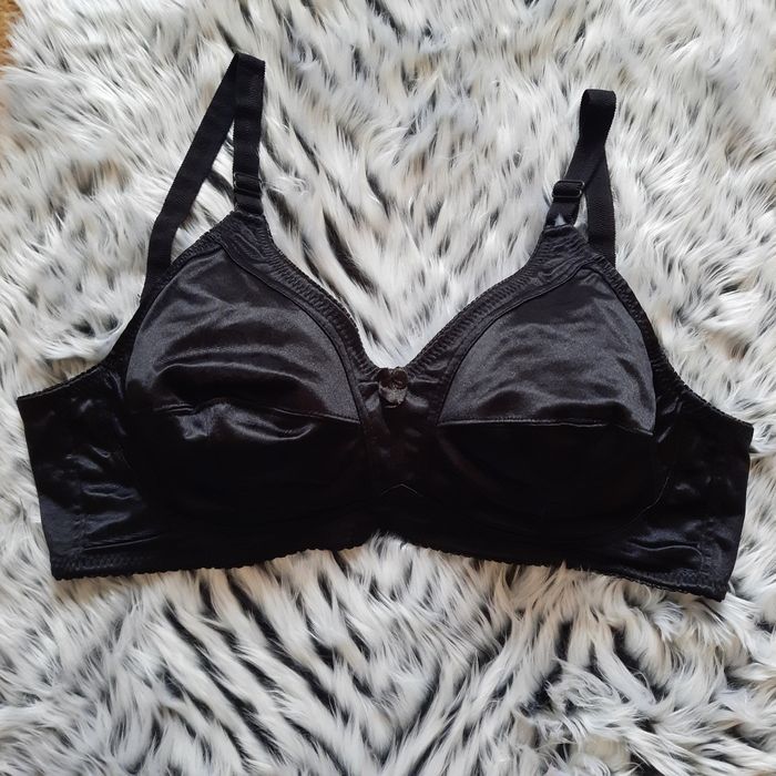 Czarny biustonosz r. 100 D