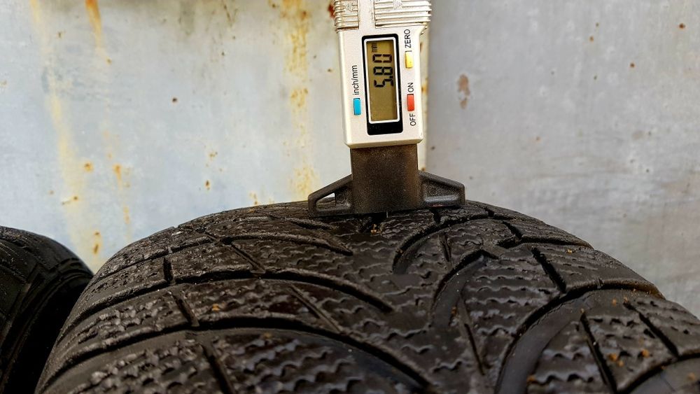 Зимние шины Continental 205/55/16 комплект 5-5.5мм