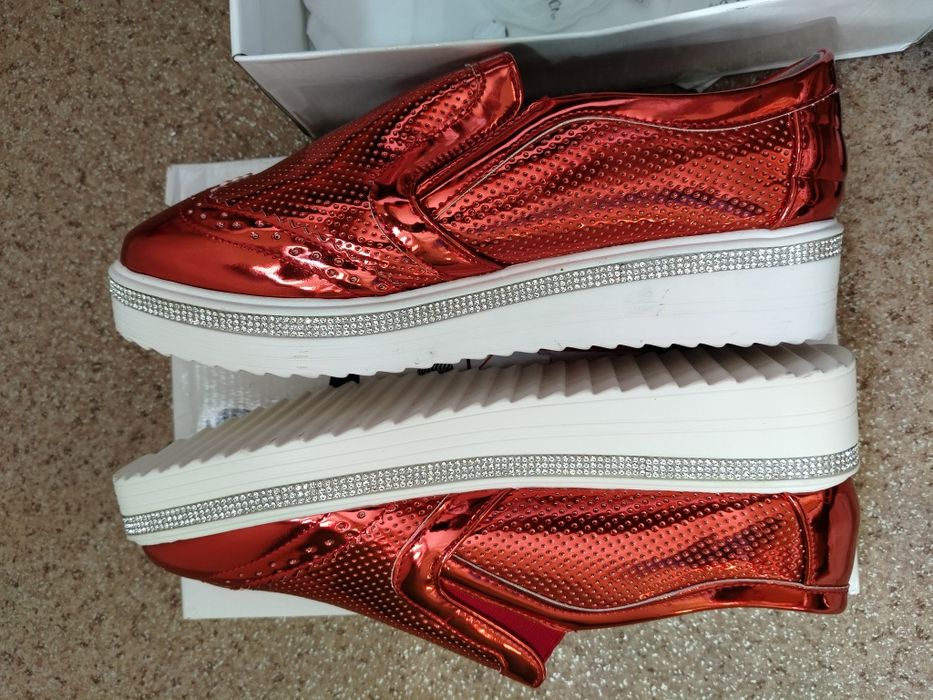 Туфлі, кросівки, тапочки,