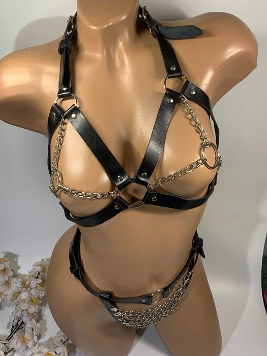 Комплект белья из кожанных ремешков и металлических цепочек, партупея