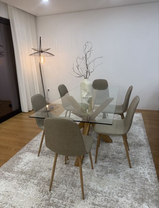 Messa mais cadeiras como nova