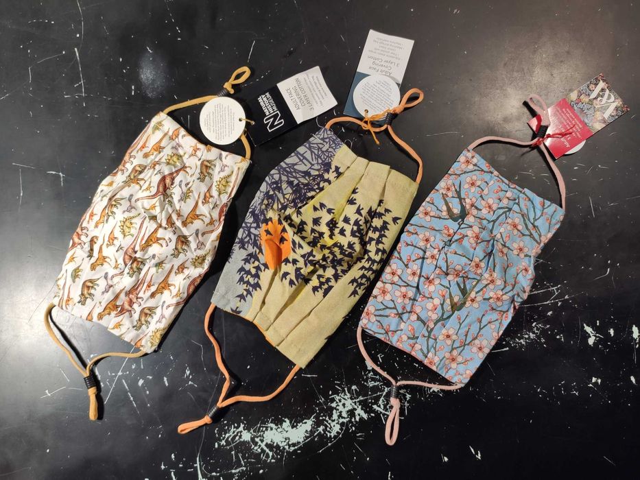 Лицьові маски з різними принтами