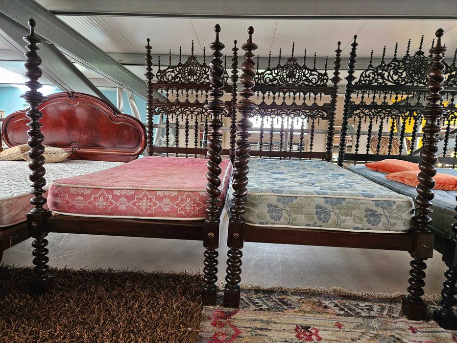 Camas antigas de solteiro em madeira maciça com estrad