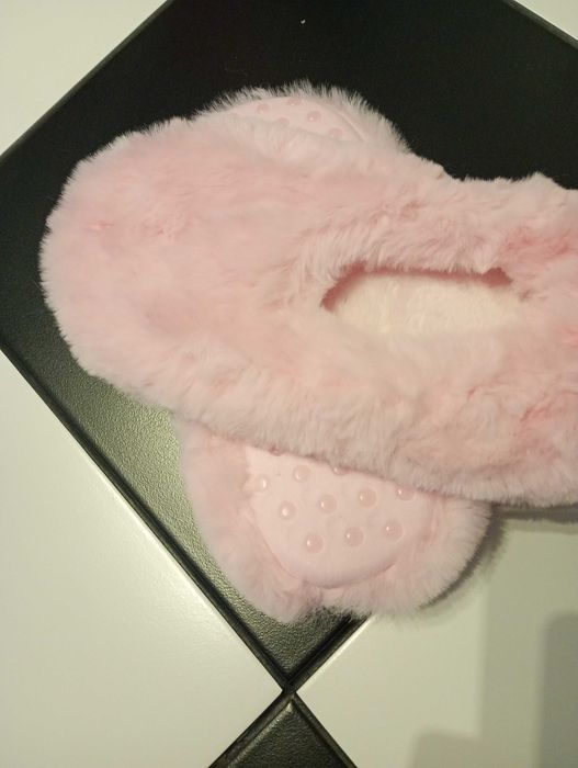 Różowe kapcie Primark.