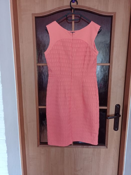 Brzoskwiniowa ołówkowa sukienka w tłoczony wzór