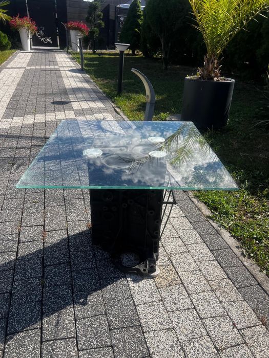 Stół szklany z silnika
