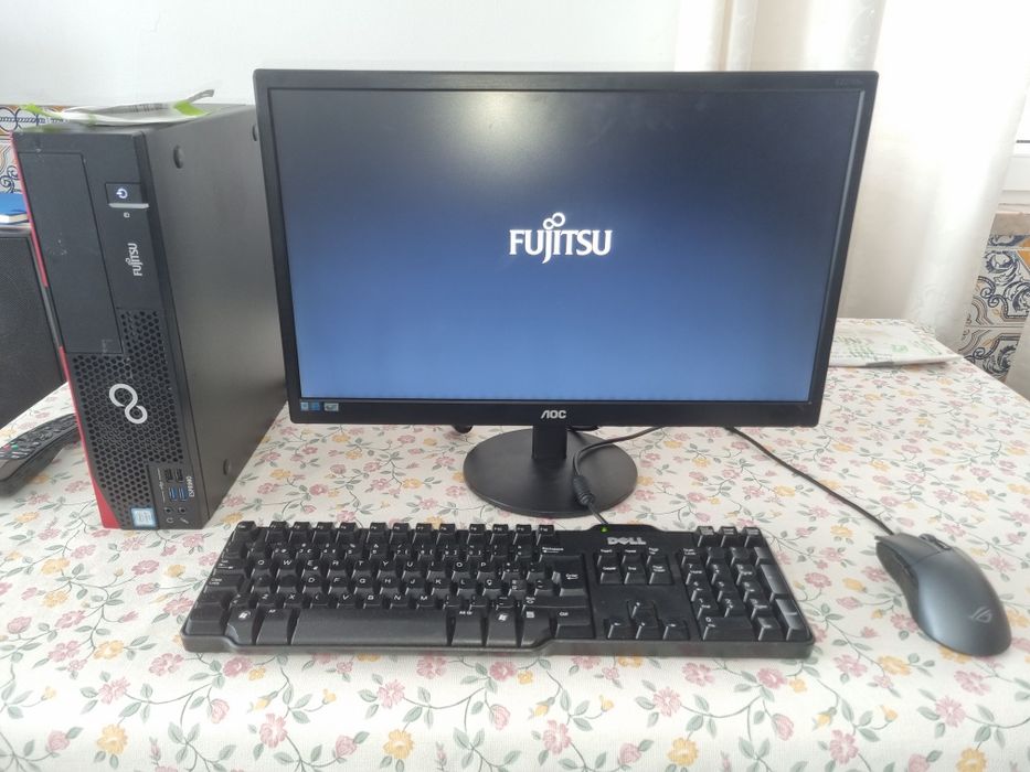 Computador Fujitsu Esprimo D556 + monitor AOC de 22 polegadas