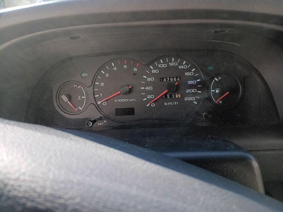 Vendo jeep SangYong. Motor merced, tração  4 rodas, 147 564km. Um dono