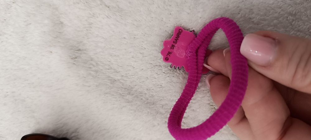 Vários acessórios de cabelo usados