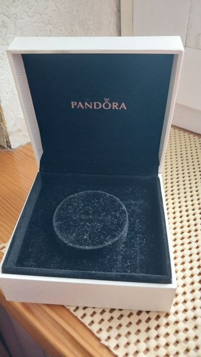 Продам  подарочный набор коробок и гофра  пакет сумочка.  PANDORA. Производство  Индонезия.Под браслет и кольца.