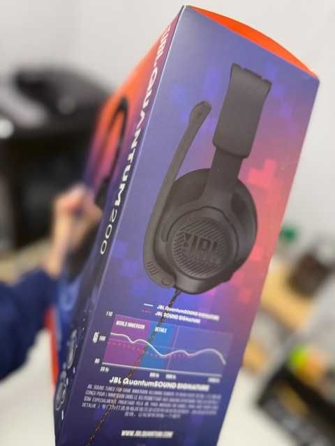 Nowy wokółuszny zestaw słuchawkowy JBL Quantum 200