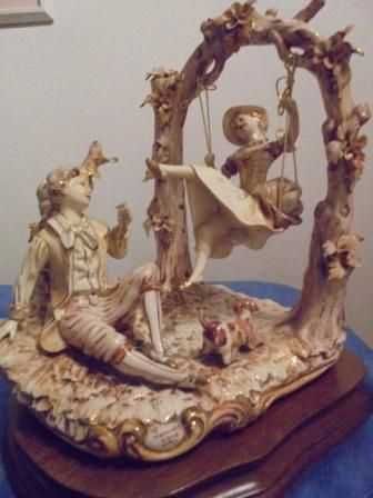 Linda Estatueta em Porcelana Finíssima
