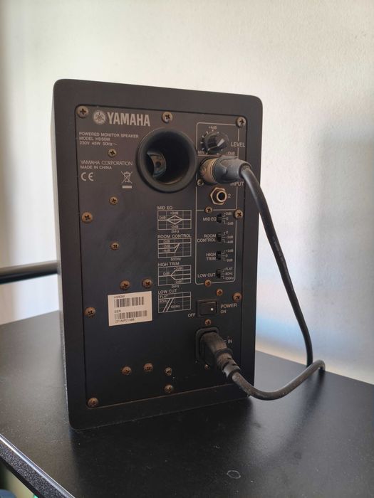 Par de monitores de estúdio Yamaha HS50M ativos