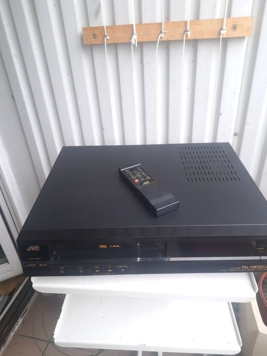 Magnetowid JVC z pilotem