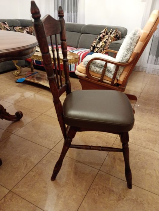 Okrągły stół z 4 krzeslami