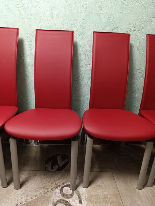 Стол с комплектом стульев