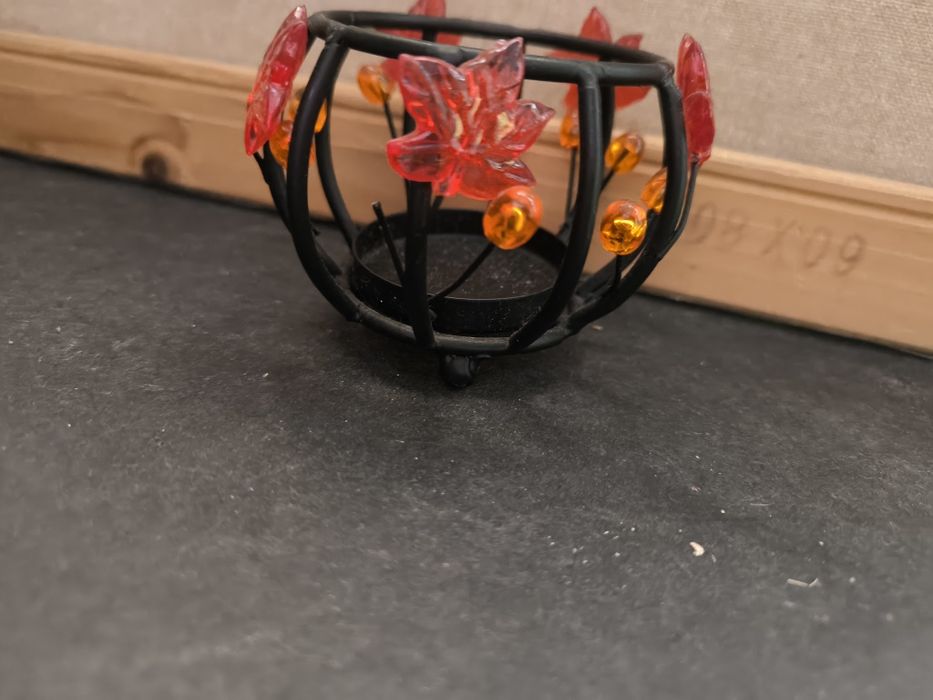 Porta-velas decorativo metal e plástico.
Porta-velas com um design enc